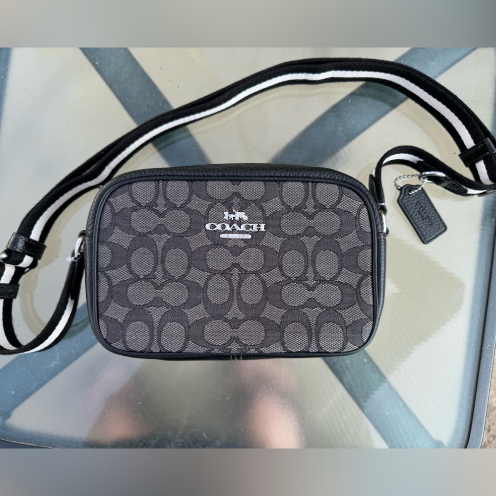 Coach
MINI JAMIE CAMERA BAG IN SIGNATURE JACQUARD